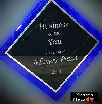 Business of the Year 2018 glass plaque presented to Players Pizza
